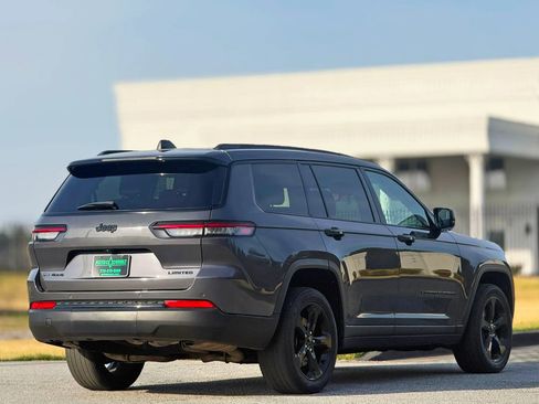 Used 2022 Jeep Grand Cherokee L Limited w/ Black Appearance Package image 12