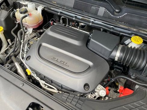 Used 2023 Chrysler Pacifica Touring-L image 11