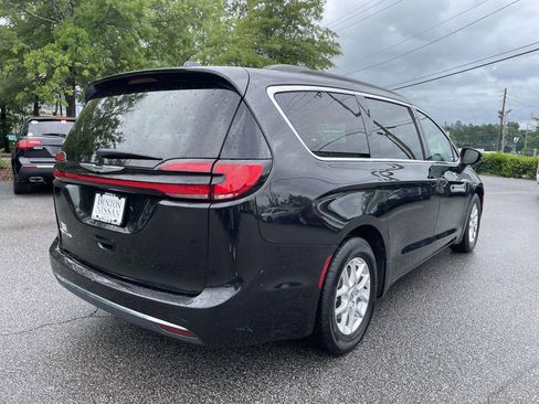 Used 2022 Chrysler Pacifica Touring-L FWD image 3