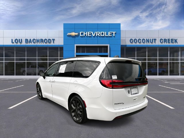 Used 2025 Chrysler Pacifica Limited FWD image 6