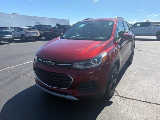 Used 2021 Chevrolet Trax LT w/ Driver Confidence Package FWD image 2