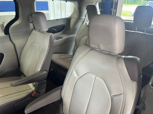 Used 2017 Chrysler Pacifica Touring-L FWD image 12