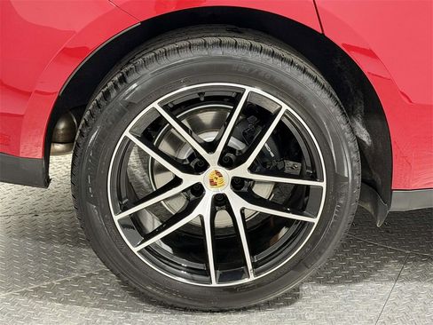 Used 2025 Porsche Macan image 8