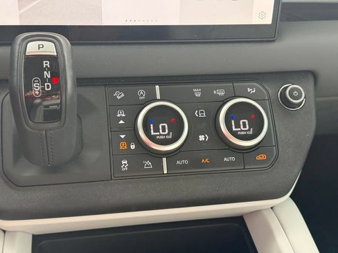 Used 2025 Land Rover Defender 110 X-Dynamic SE AWD/4WD image 19