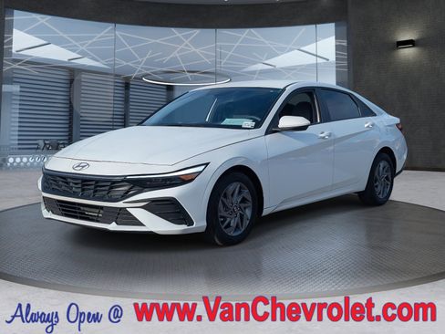 Used 2024 Hyundai Elantra SEL image 1