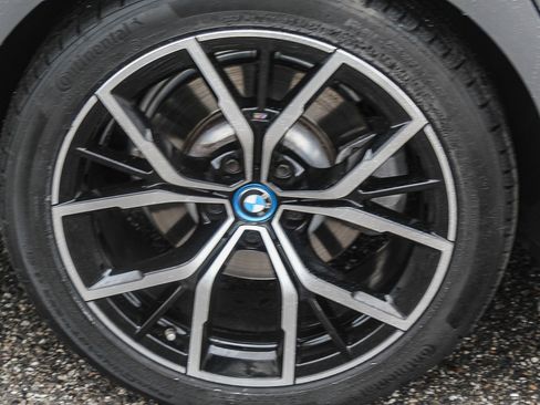 Used 2022 BMW 530e w/ Premium Package image 11