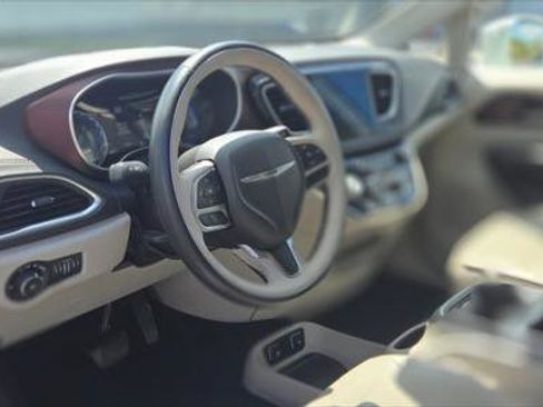Used 2017 Chrysler Pacifica Limited w/ Tire & Wheel Group FWD image 13