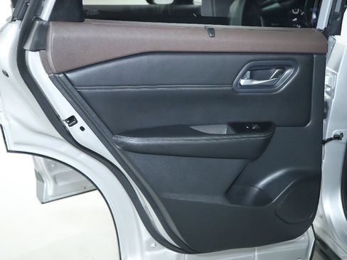 Used 2023 Nissan Rogue SV w/ SV Premium Package image 13