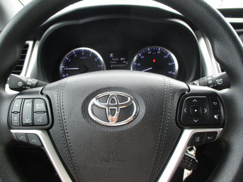 Used 2019 Toyota Highlander LE AWD/4WD image 16