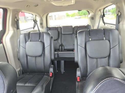 Used 2012 Chrysler Town & Country Limited w/ Luxury Group FWD image 24