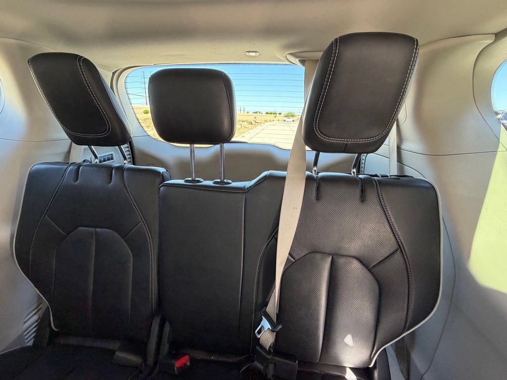 Used 2024 Chrysler Pacifica Limited w/ Uconnect Theater Family Group FWD image 17