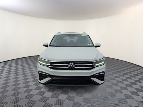 Used 2024 Volkswagen Tiguan SE w/ Panoramic Sunroof Package image 2