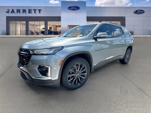 Used 2023 Chevrolet Traverse RS FWD image 2