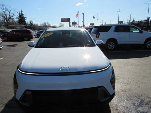 Used 2025 Hyundai Kona SEL image 2