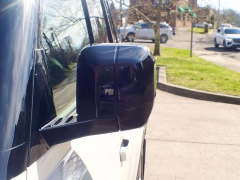 Used 2024 Land Rover Defender 130 X-Dynamic SE image 15