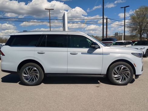 New 2026 Lincoln Navigator Premiere image 2