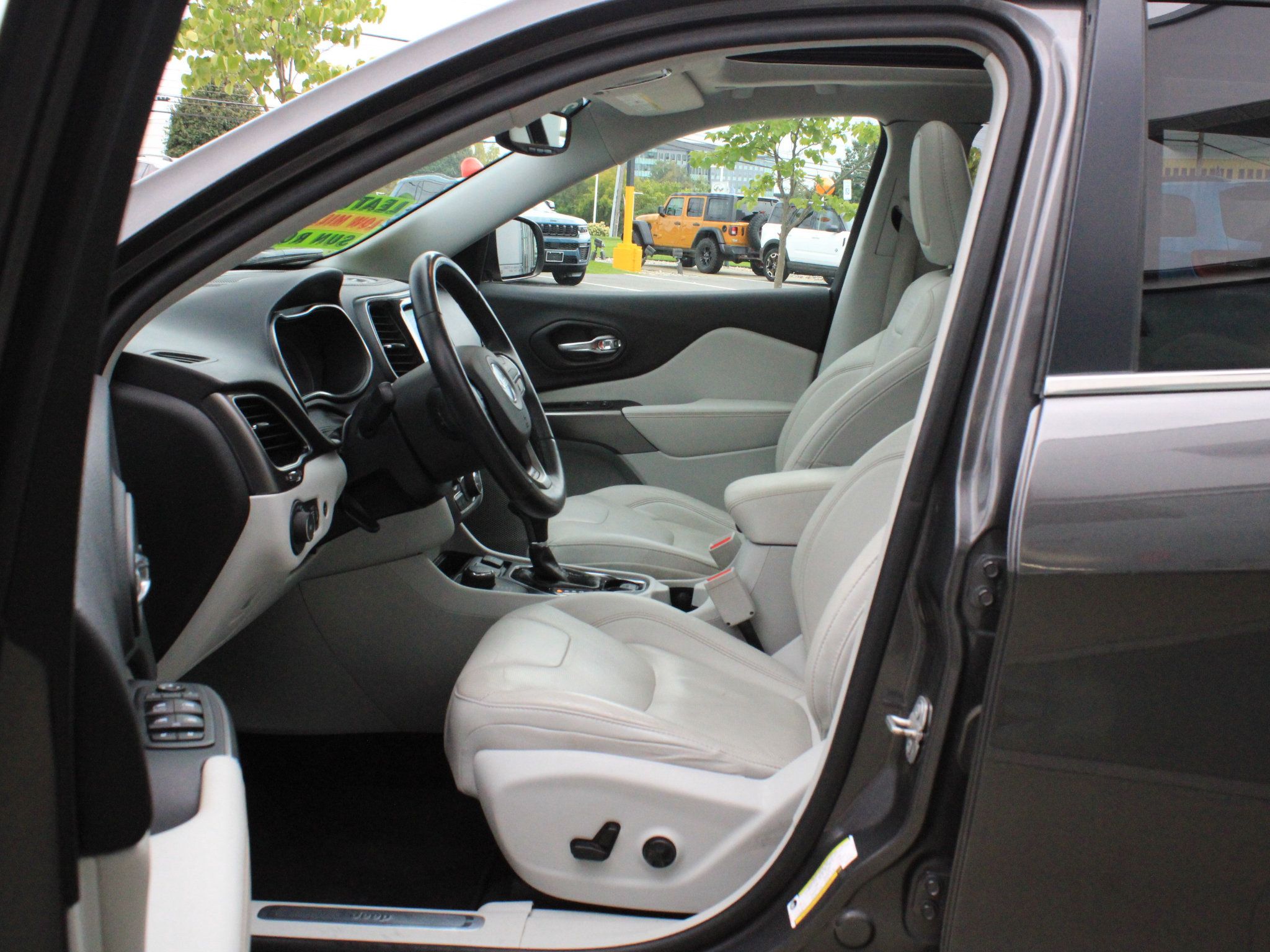 Used 2019 Jeep Cherokee Limited w/ Technology Group AWD/4WD image 11