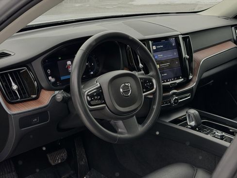 Used 2023 Volvo XC60 B5 Plus image 19
