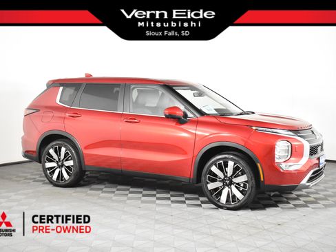 Used 2025 Mitsubishi Outlander SE image 1