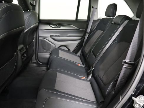 Used 2023 Jeep Grand Cherokee Laredo AWD/4WD image 17