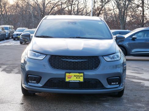 Used 2022 Chrysler Pacifica Limited w/ Uconnect Theater Family Group image 40