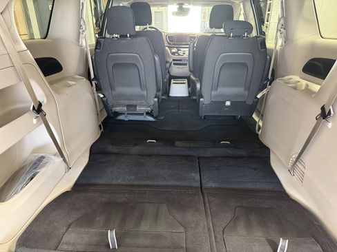 Used 2024 Chrysler Voyager LX image 32