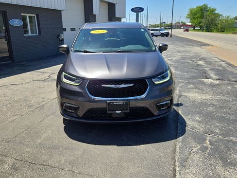Used 2023 Chrysler Pacifica Touring-L FWD image 11