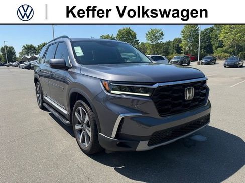 Used 2025 Honda Pilot Touring image 7