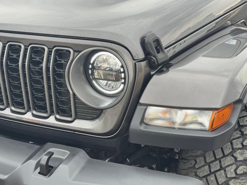 Used 2025 Jeep Gladiator Sport AWD/4WD image 10