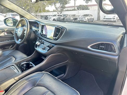 Used 2023 Chrysler Pacifica Limited w/ Uconnect Theater Family Group image 34