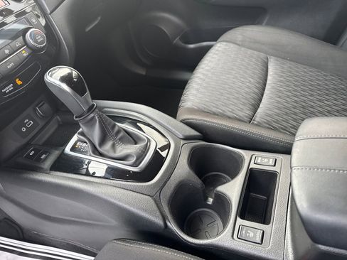 Used 2020 Nissan Rogue SV w/ Sun & Sound Touring Package image 25