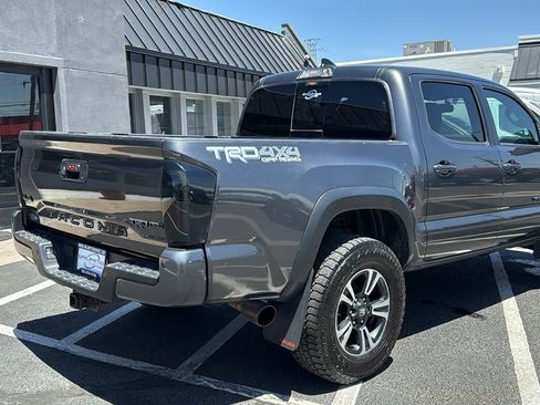 Used 2017 Toyota Tacoma TRD Off-Road w/ Premium & Technology Package AWD/4WD image 3