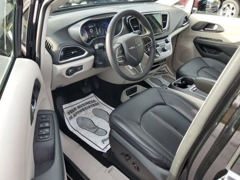 Certified 2024 Chrysler Pacifica Touring-L image 12