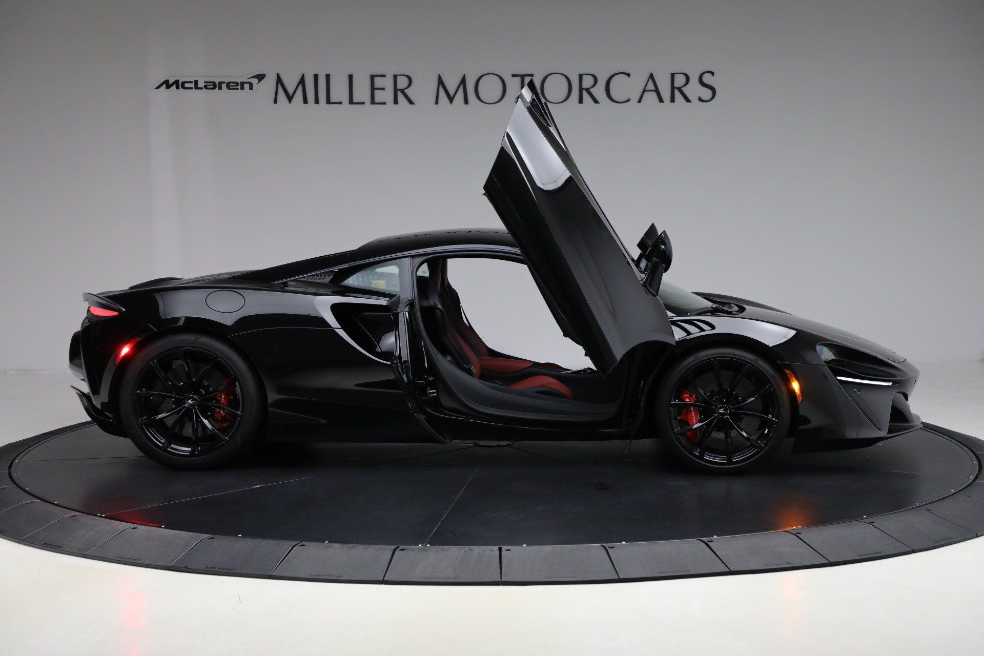 Used 2024 McLaren Artura RWD image 19