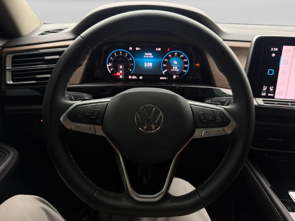 Used 2024 Volkswagen Atlas SE w/ Panoramic Sunroof Package FWD image 12