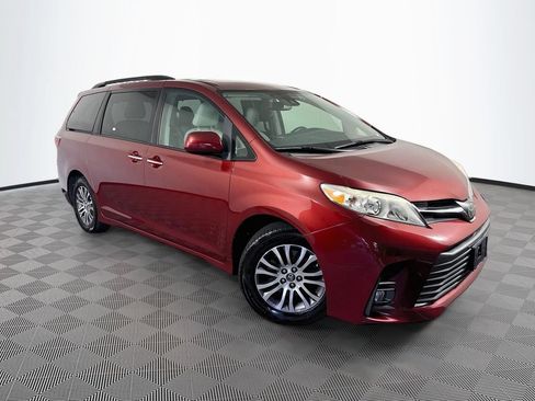 Used 2020 Toyota Sienna XLE FWD image 3