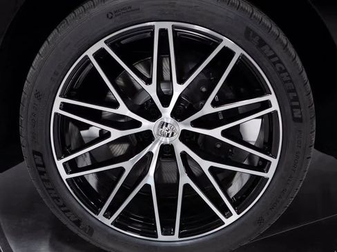 Certified 2025 Porsche Macan image 11