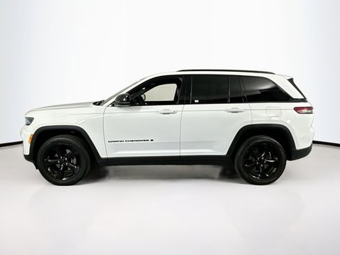 Used 2023 Jeep Grand Cherokee Altitude image 8