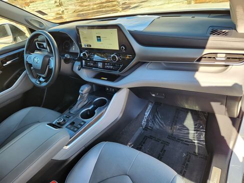 Used 2023 Toyota Highlander Limited image 18