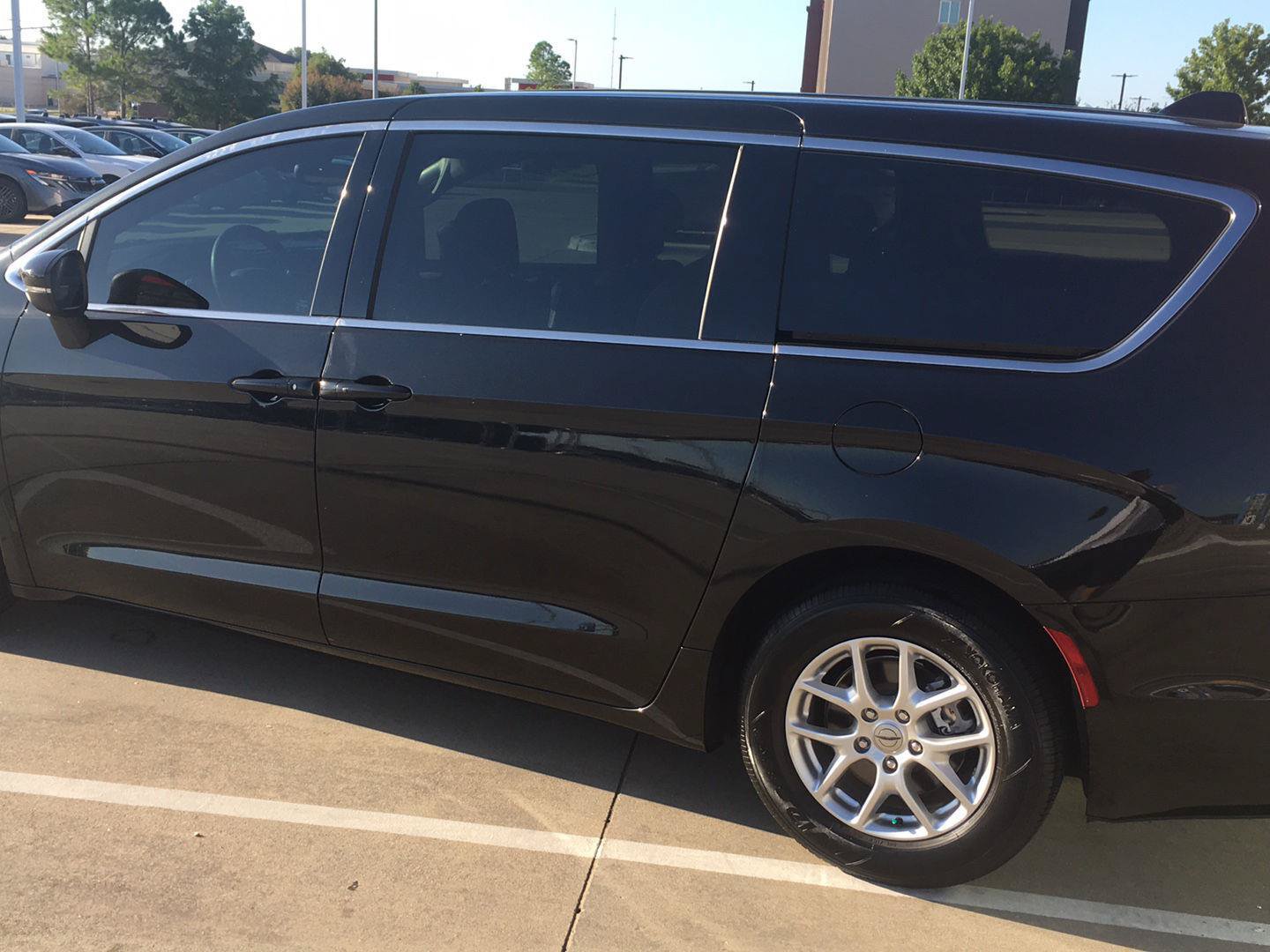 Used 2023 Chrysler Pacifica Touring FWD image 10