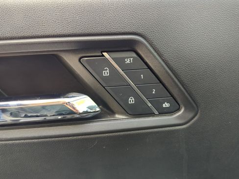 Used 2024 GMC Canyon Denali image 18