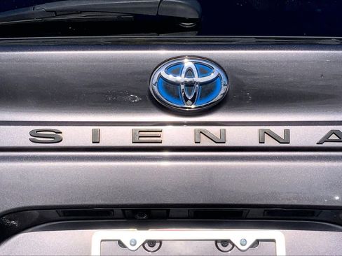 Used 2021 Toyota Sienna LE image 31