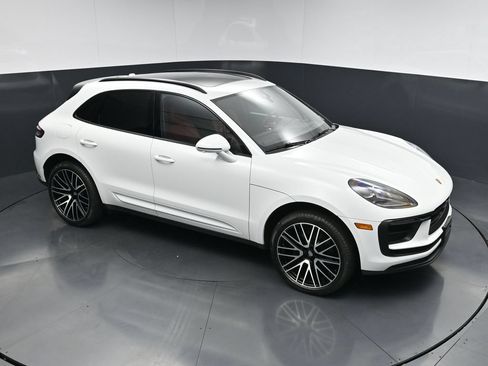 Certified 2025 Porsche Macan AWD/4WD image 20