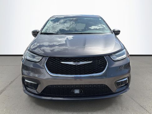 Used 2023 Chrysler Pacifica Touring-L image 9