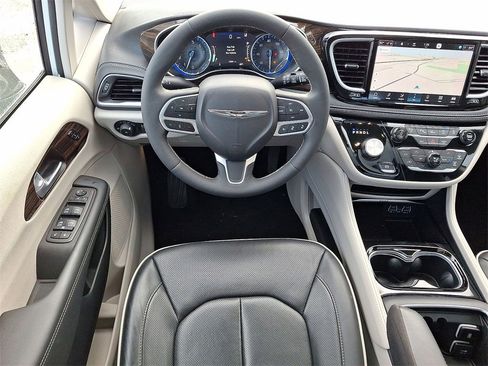 Certified 2024 Chrysler Pacifica Limited image 21