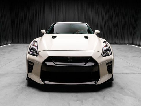 Used 2021 Nissan GT-R Premium image 10