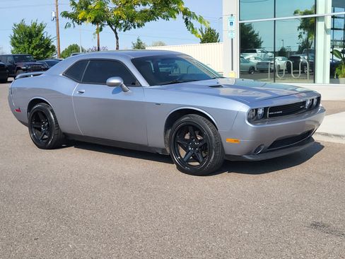 Used 2014 Dodge Challenger SXT RWD image 3