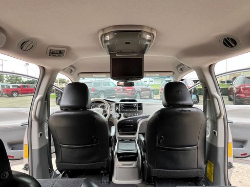 Used 2013 Toyota Sienna SE image 11