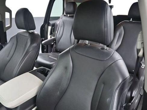 Used 2024 Kia Carnival LX image 12