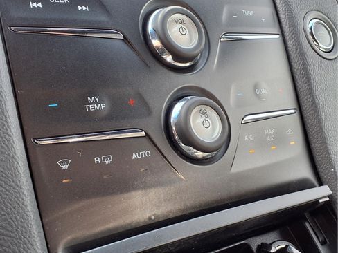 Used 2018 Ford Taurus SEL w/ Equipment Group 201A FWD image 20